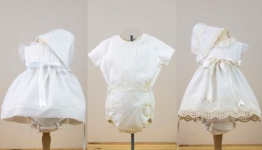 Vestido con capota, pelele y faldón de bebé en blanco y crudo de Creaciones Charo, colección 2026