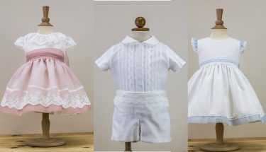 Conjuntos de ceremonia infantil Creaciones Charo: vestido rosa con fajín, conjunto blanco de niño y vestido con ribete azul