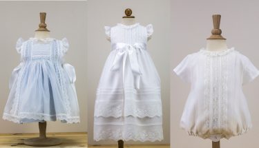 Faldón blanco con lazo, vestido azul con encaje y pelele de bautizo de Creaciones Charo, colección 2026